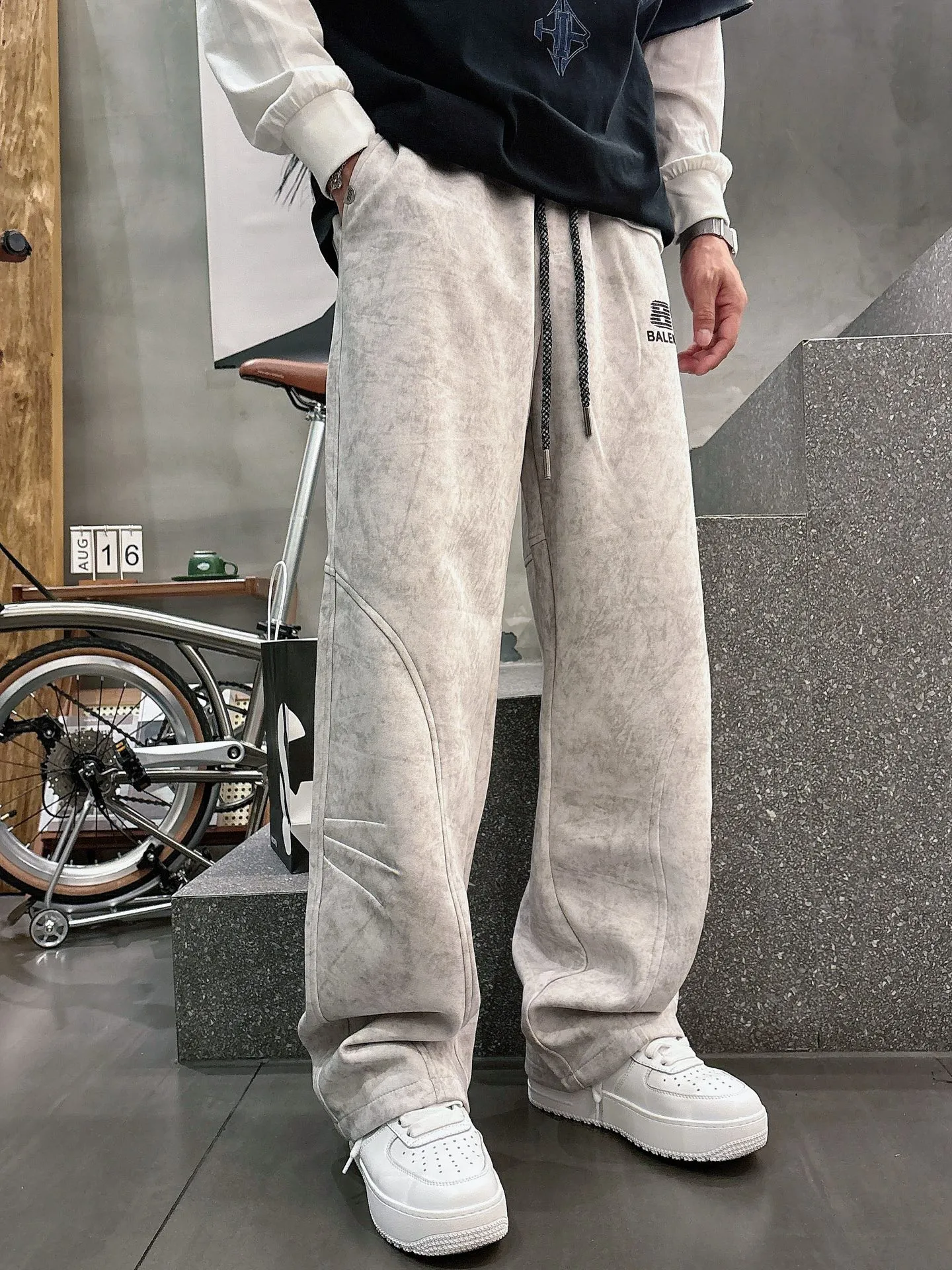 Balenciaga 🆕2026 Autumn and Winter New Arrival Casual Pants! The official website will be released simultaneously. Brand Classic LOGO casual pants, customized fabrics, excellent comfort and strong touch. Highly recognisable, perfect appearance and craftsmanship. Size:M-3XL